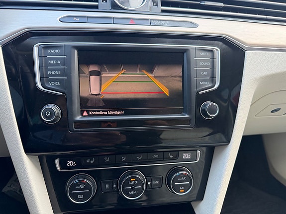 Volkswagen Passat 15 of 24