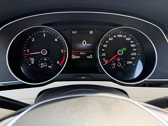 Volkswagen Passat 11 of 24