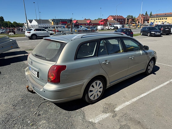Toyota Avensis 4 of 5