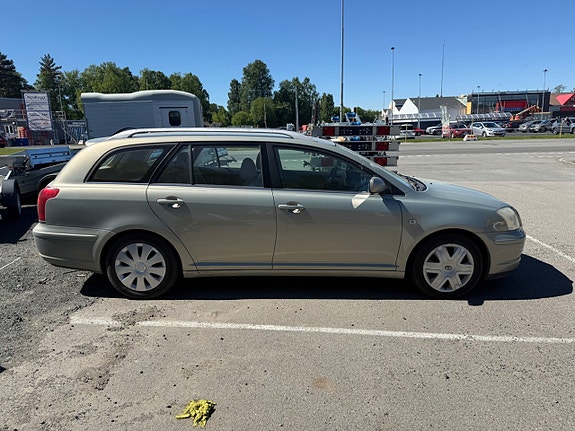 Toyota Avensis 3 of 5