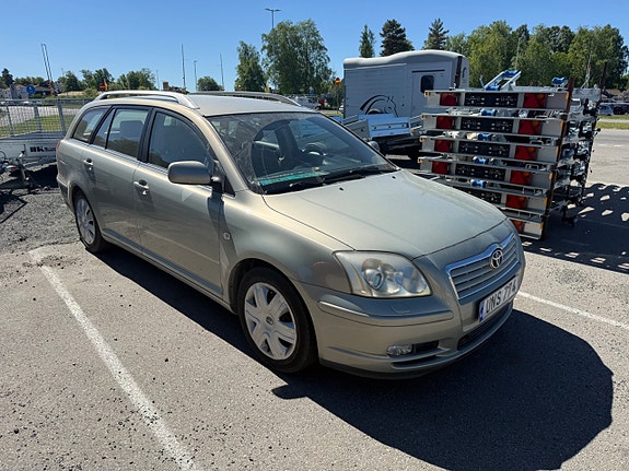 Toyota Avensis 2 of 5