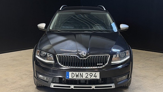 Skoda Octavia Scout 2 of 5
