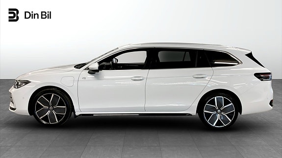 Volkswagen Passat 2 of 14