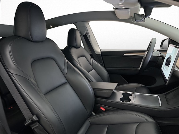 Tesla Model Y 13 of 30