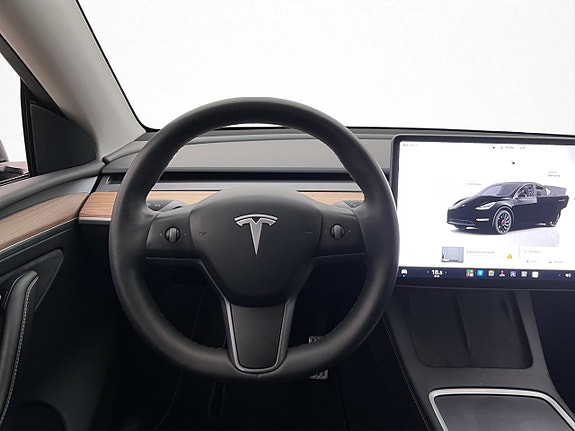 Tesla Model Y 16 of 30