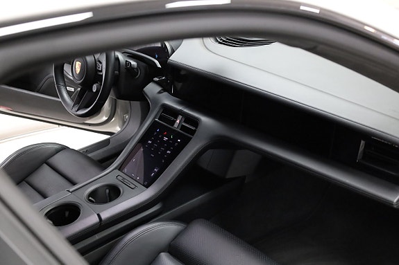 Porsche Taycan 4S 16 of 27