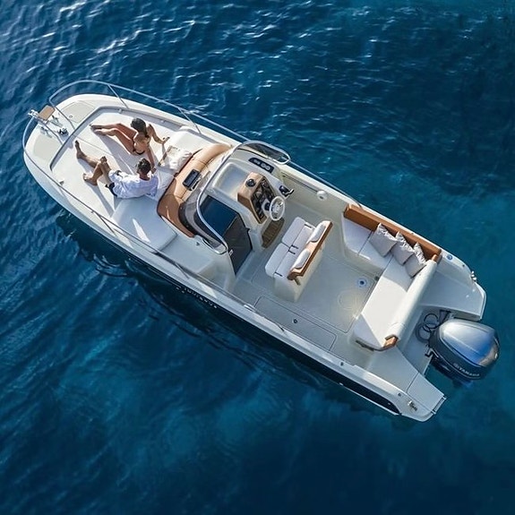 Invictus CX240 Lyxig Daycruiser 2 of 10