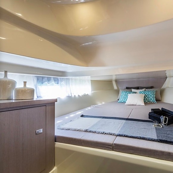 Invictus CX240 Lyxig Daycruiser 6 of 10