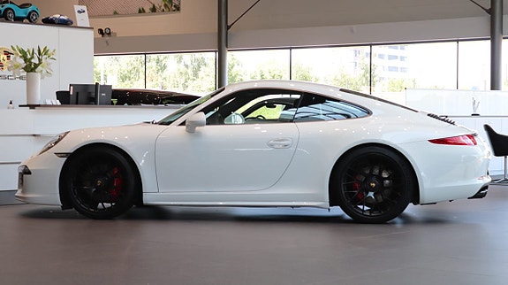 Porsche 911 4 of 5