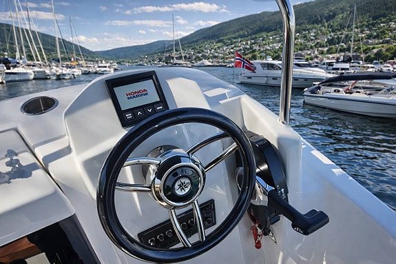 Sunrise 570 Sundeck - Daycruiser 3 of 7