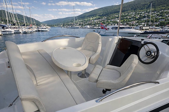 Sunrise 570 Sundeck - Daycruiser 4 of 7