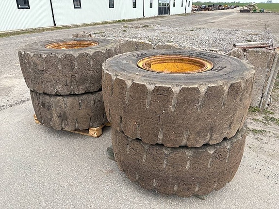 4 st punkteringsfria däck med fälg 20,5x25 till Vo 3 of 3