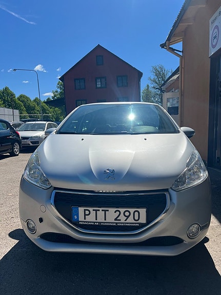 Peugeot 208 2 of 4