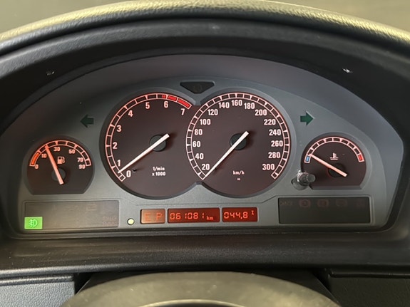 BMW 850i 7 of 15