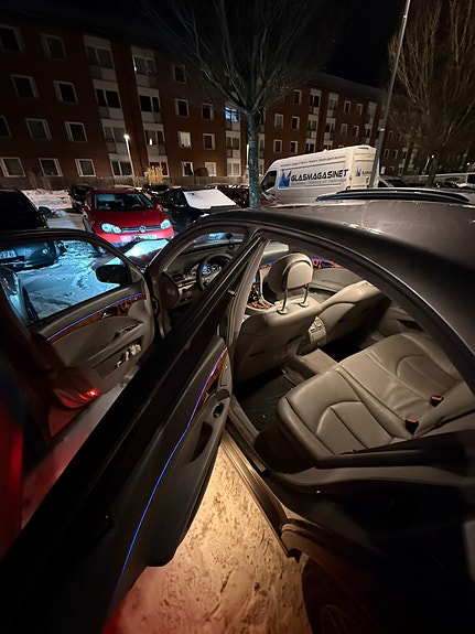 Mercedes-Benz E320 4 of 5