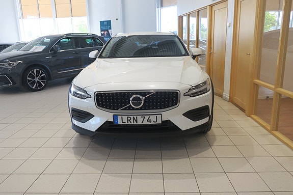 Volvo V60 Cross Country 3 of 5