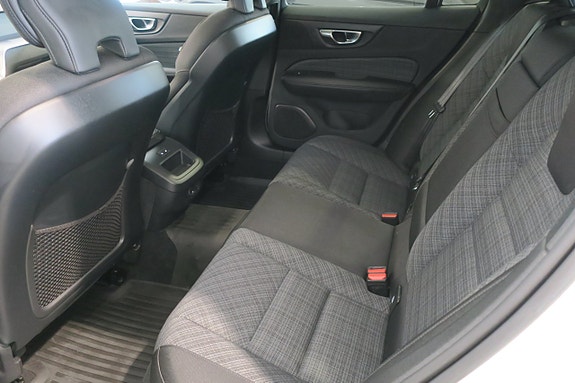 Volvo V60 Cross Country 7 of 17