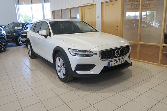 Volvo V60 Cross Country 2 of 5