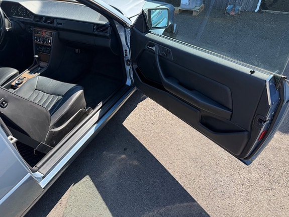 Mercedes-Benz 230 CE 13 of 16