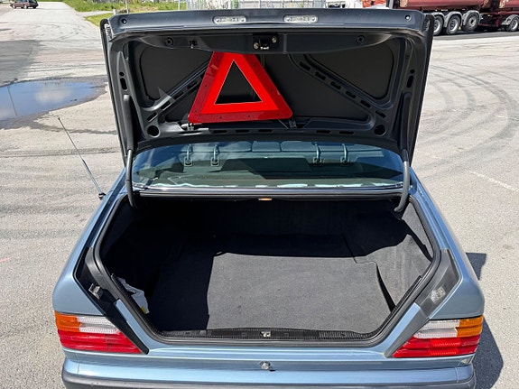 Mercedes-Benz 230 CE 16 of 16