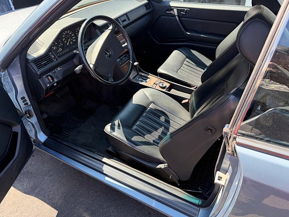 Mercedes-Benz 230 CE 11 of 16