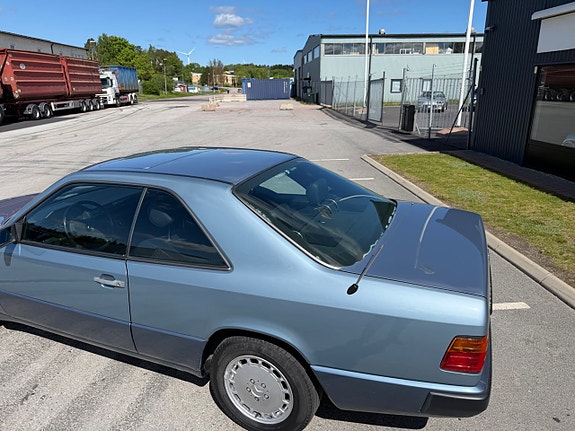 Mercedes-Benz 230 CE 9 of 16