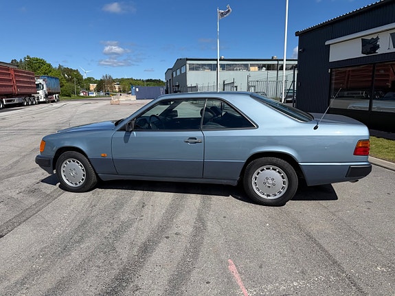Mercedes-Benz 230 CE 8 of 16