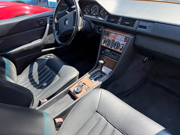 Mercedes-Benz 230 CE 14 of 16