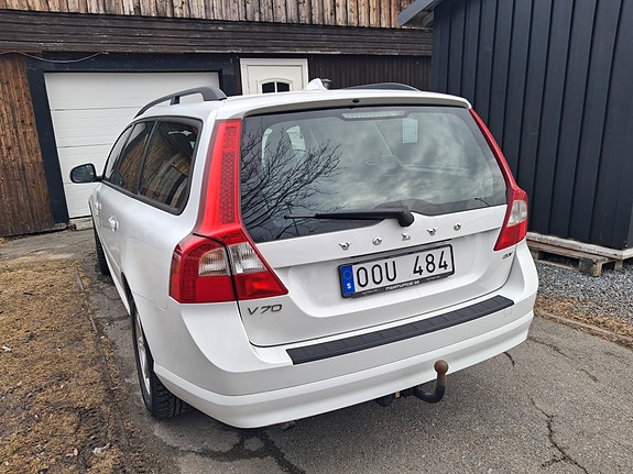 Volvo V70 2 of 5
