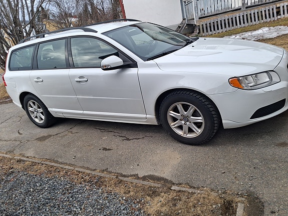 Volvo V70 3 of 5