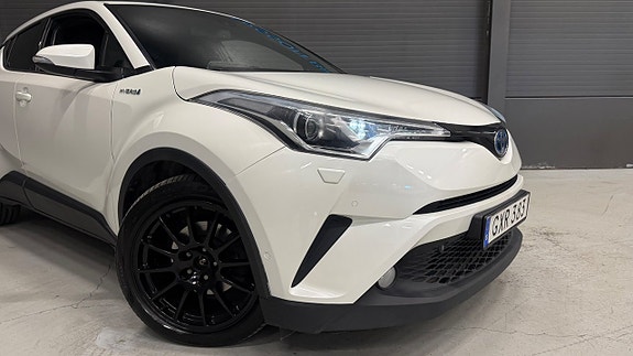 Toyota C-HR 3 of 5