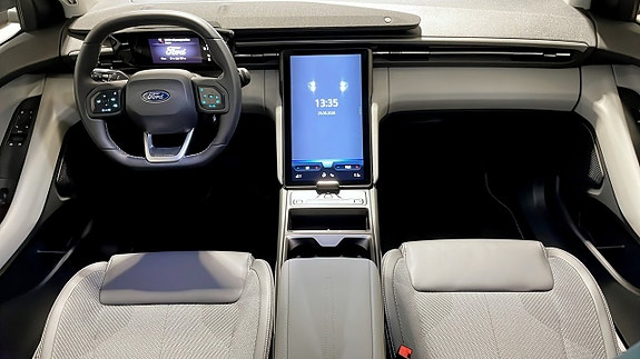 Ford Explorer 4 of 5