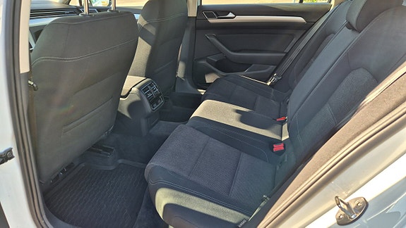 Volkswagen Passat 10 of 21
