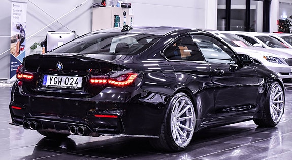 BMW M4 4 of 5