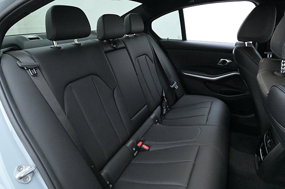 BMW 330e 20 of 27