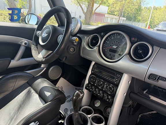 MINI Cooper S 12 of 24