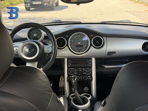 MINI Cooper S 10 of 24