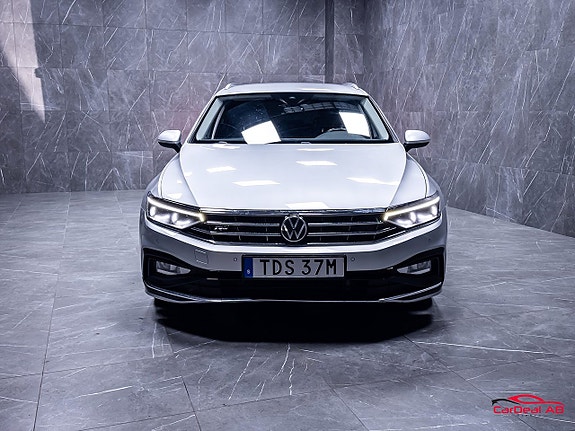 Volkswagen Passat 2 of 5