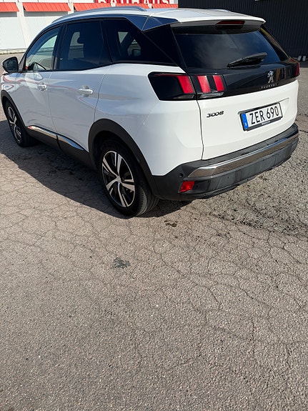 Peugeot 3008 2 of 5