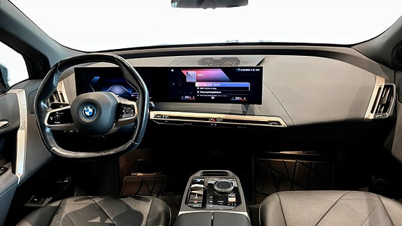 BMW iX 4 of 5