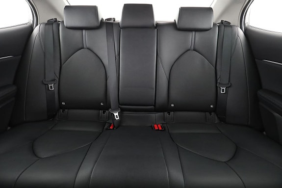 Toyota Camry 16 of 30