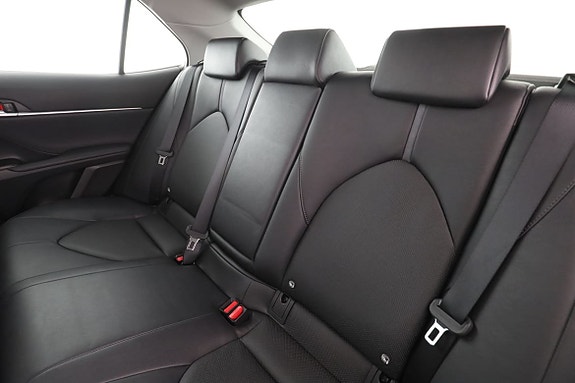 Toyota Camry 15 of 30