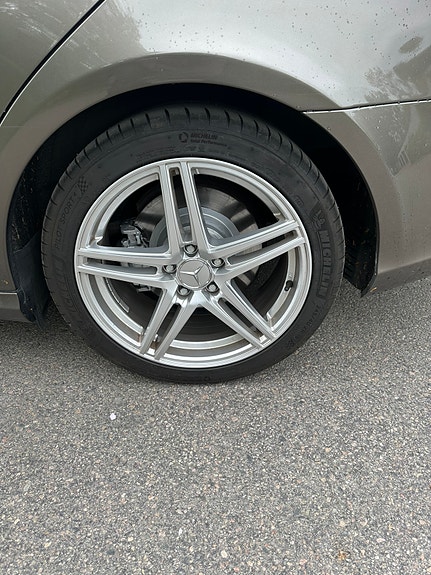 Mercedes-Benz CLS500 3 of 5