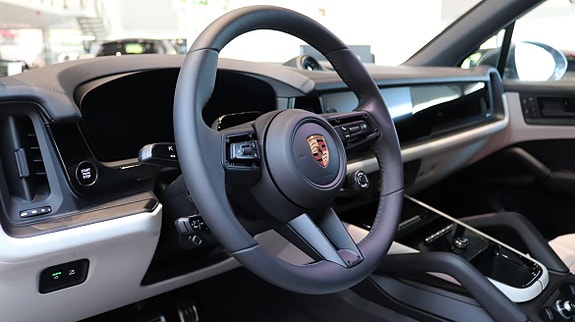 Porsche Cayenne S 3 of 5