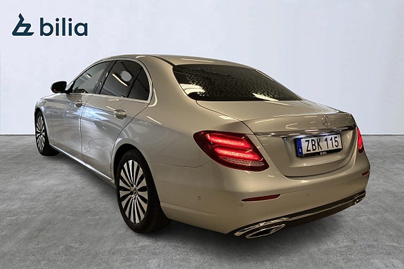 Mercedes-Benz E220 3 of 5