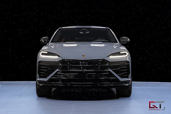 Lamborghini Urus 3 of 5