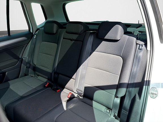 Volkswagen Golf Sportsvan 10 of 16