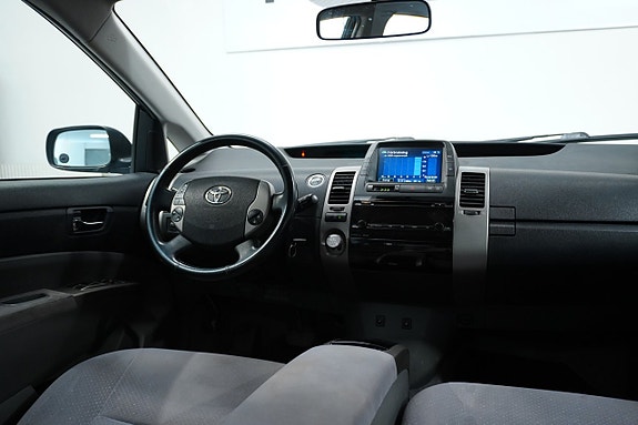 Toyota Prius 7 of 25