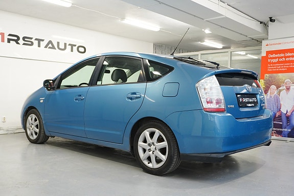 Toyota Prius 4 of 5