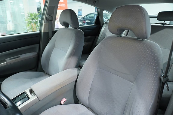 Toyota Prius 8 of 25